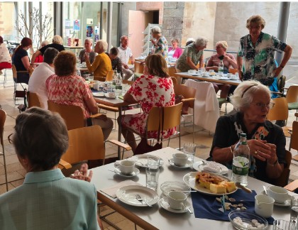 Frauen, trinken Kaffee in St. Johann