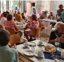 Frauen, trinken Kaffee in St. Johann