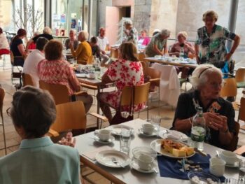 Frauen, trinken Kaffee in St. Johann